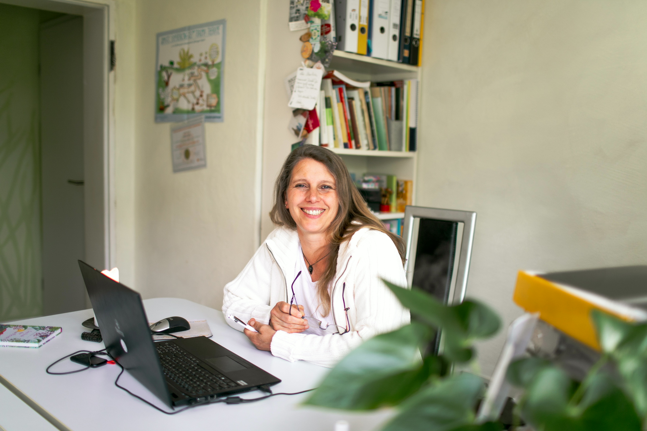 Martina Tömö in ihrer Praxis in Geisenheim